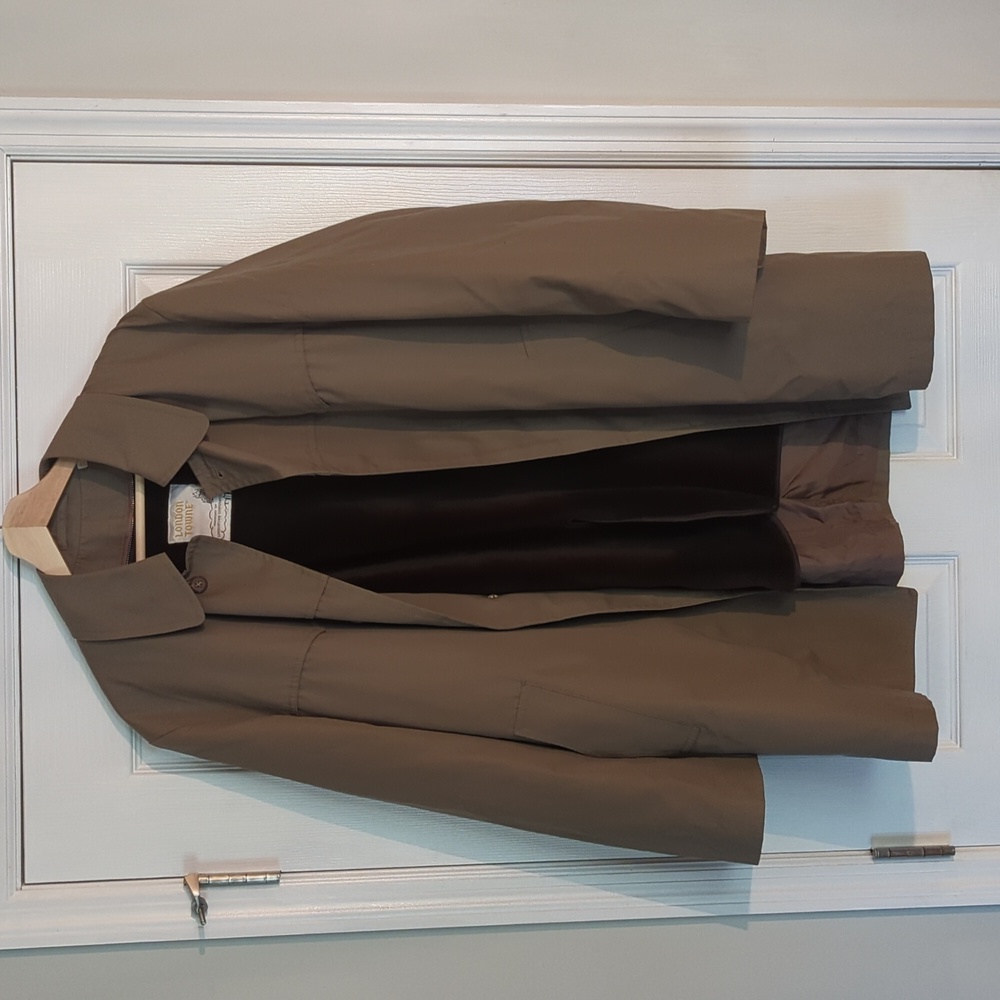 London Towne Trench Coat with Removable Lining. Size 40 Regular